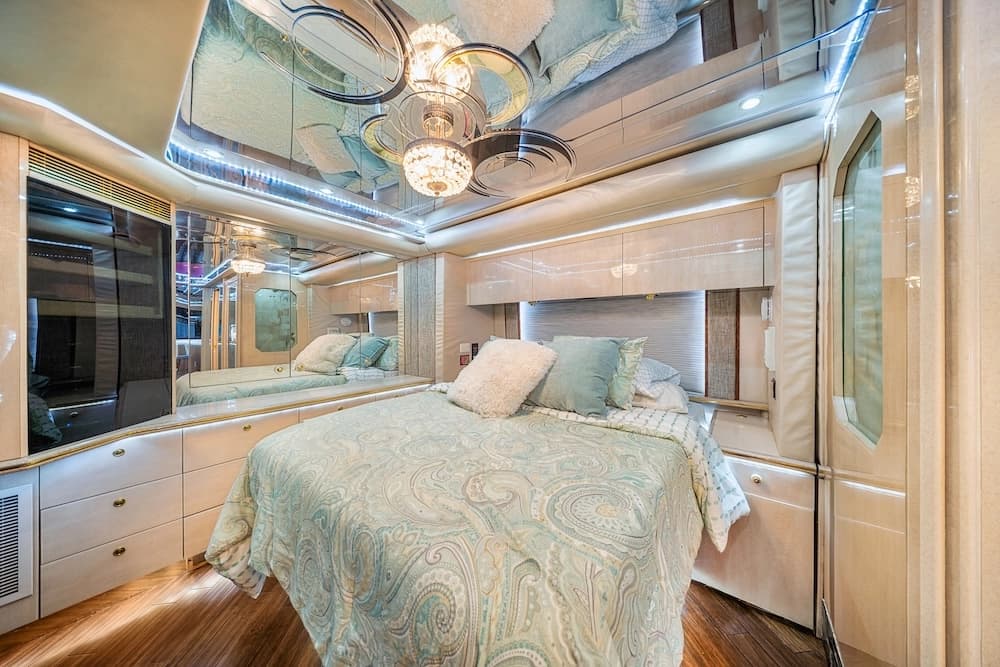 2002 Prevost Featherlite H3-45 Motorcoach - Image 38