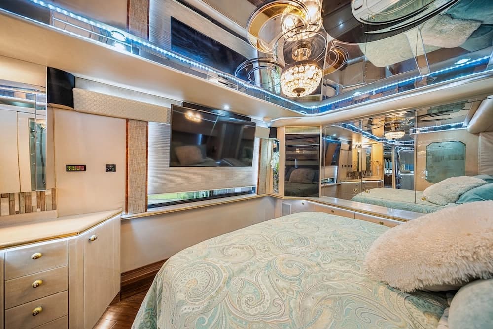 2002 Prevost Featherlite H3-45 Motorcoach - Image 39