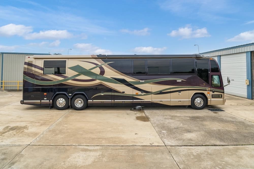 2002 Prevost Featherlite H3-45 Motorcoach - Image 4