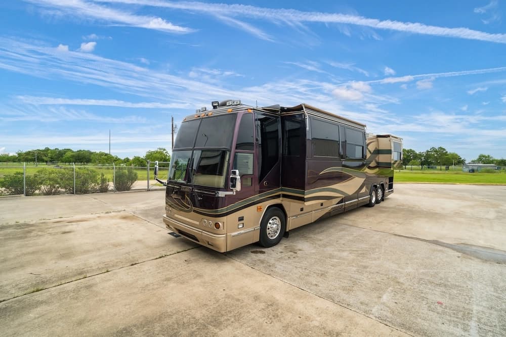 2002 Prevost Featherlite H3-45 Motorcoach - Image 5