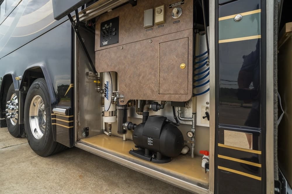 2002 Prevost Featherlite H3-45 Motorcoach - Image 9
