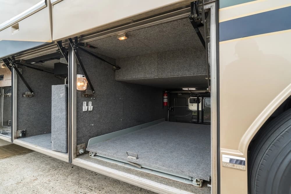 2002 Prevost Featherlite H3-45 Motorcoach - Image 10