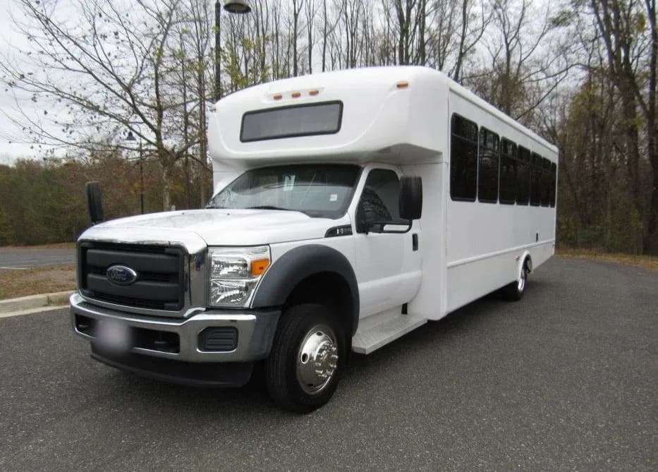 2015 Ford F-550 Starcraft ADA  - Image 1