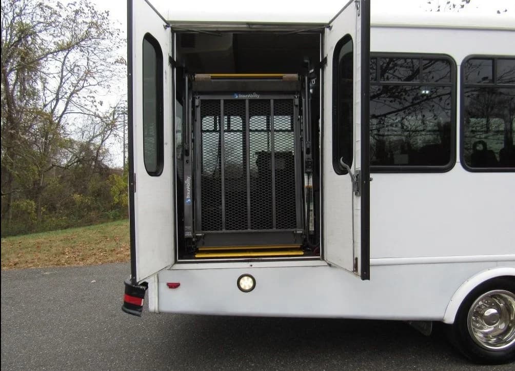 2015 Ford F-550 Starcraft ADA  - Image 5