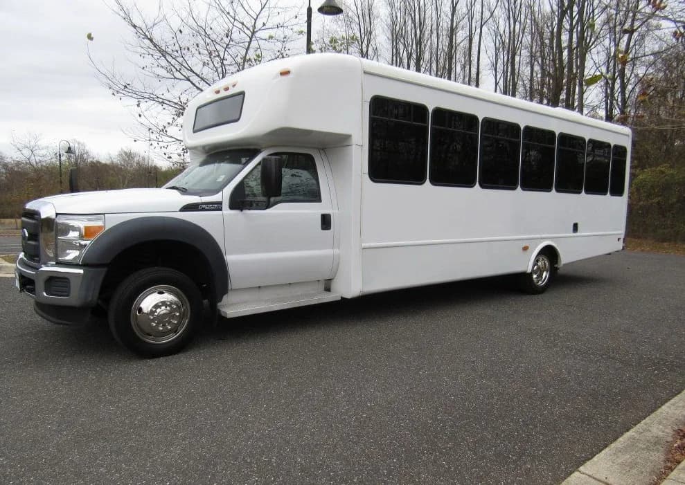 2015 Ford F-550 Starcraft ADA  - Image 9