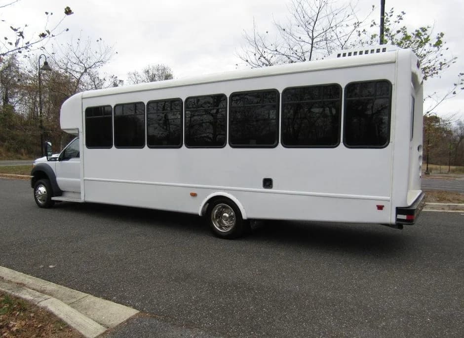 2015 Ford F-550 Starcraft ADA  - Image 3