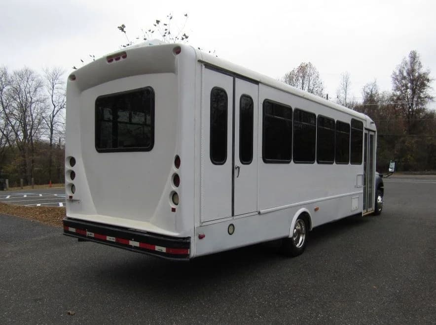 2015 Ford F-550 Starcraft ADA  - Image 10