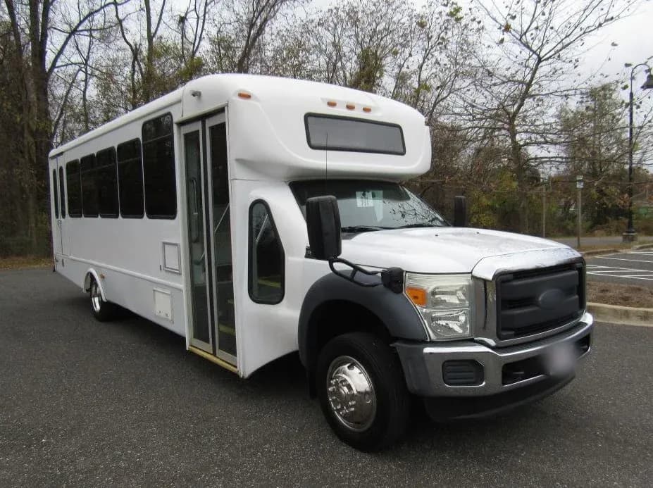2015 Ford F-550 Starcraft ADA  - Image 2