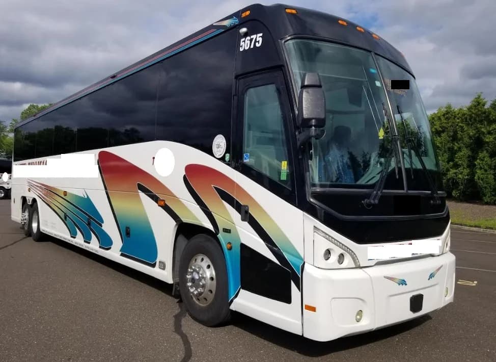 2017 MCI J4500 - Image 2
