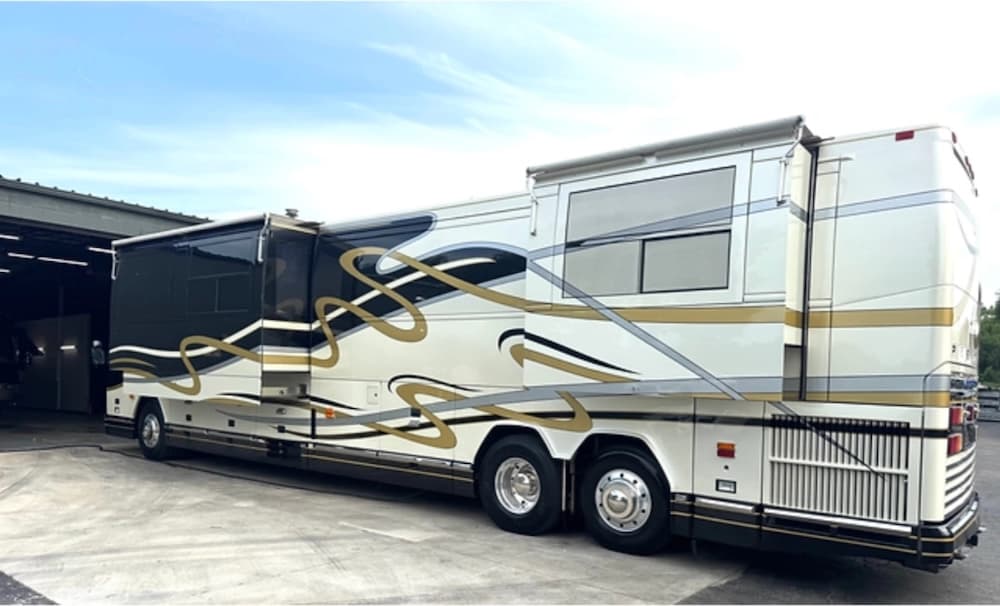 1999 Prevost Featherlite H3-45 Motorcoach Conversion - Image 2