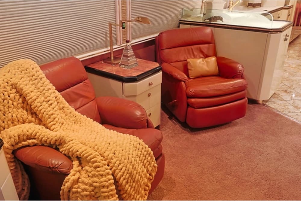 1999 Prevost Featherlite H3-45 Motorcoach Conversion - Image 11