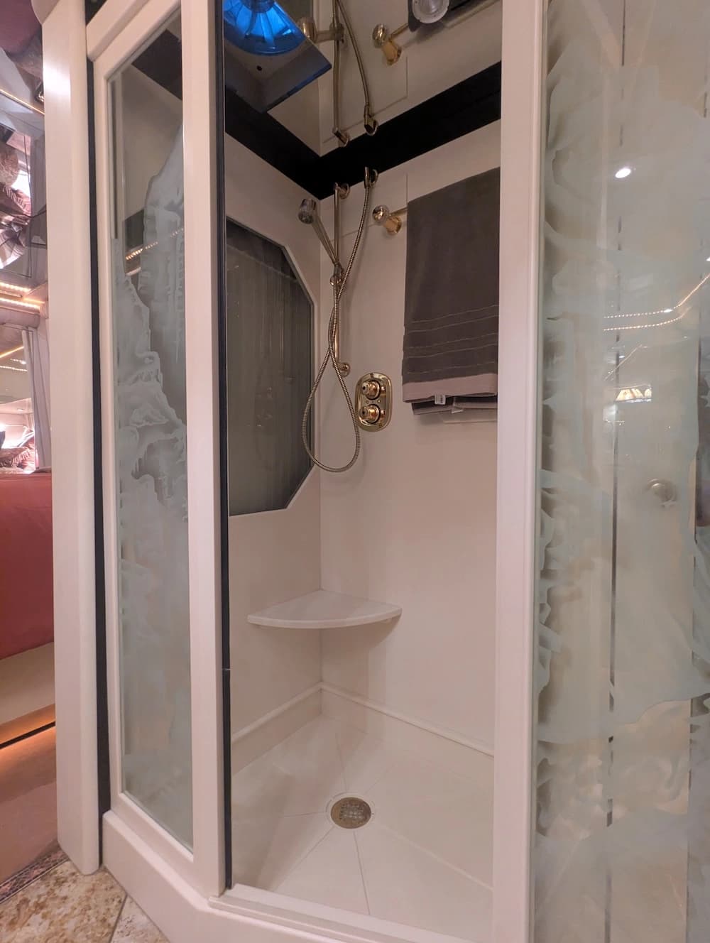 1999 Prevost Featherlite H3-45 Motorcoach Conversion - Image 18