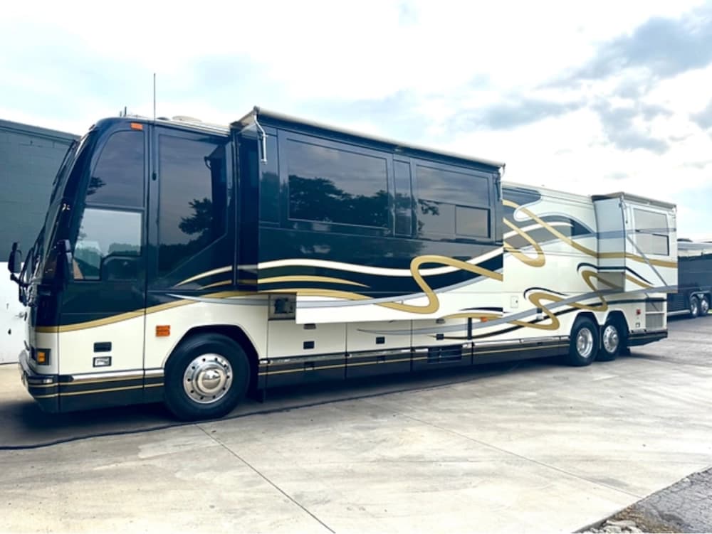 1999 Prevost Featherlite H3-45 Motorcoach Conversion - Image 3