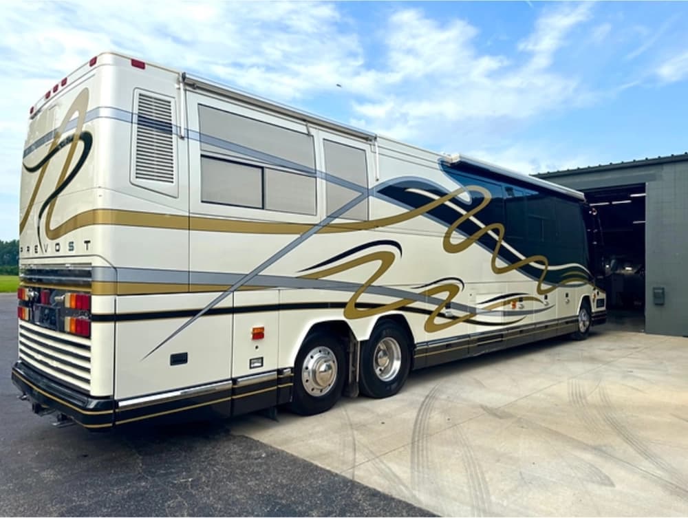 1999 Prevost Featherlite H3-45 Motorcoach Conversion - Image 4