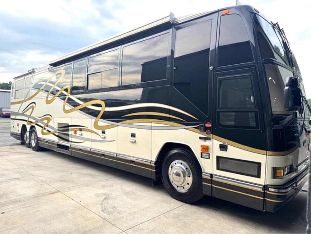 1999 Prevost Featherlite H3-45 Motorcoach Conversion - Image 5