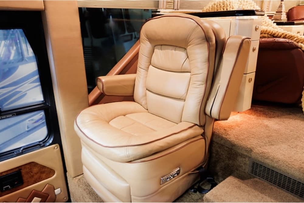 1999 Prevost Featherlite H3-45 Motorcoach Conversion - Image 8