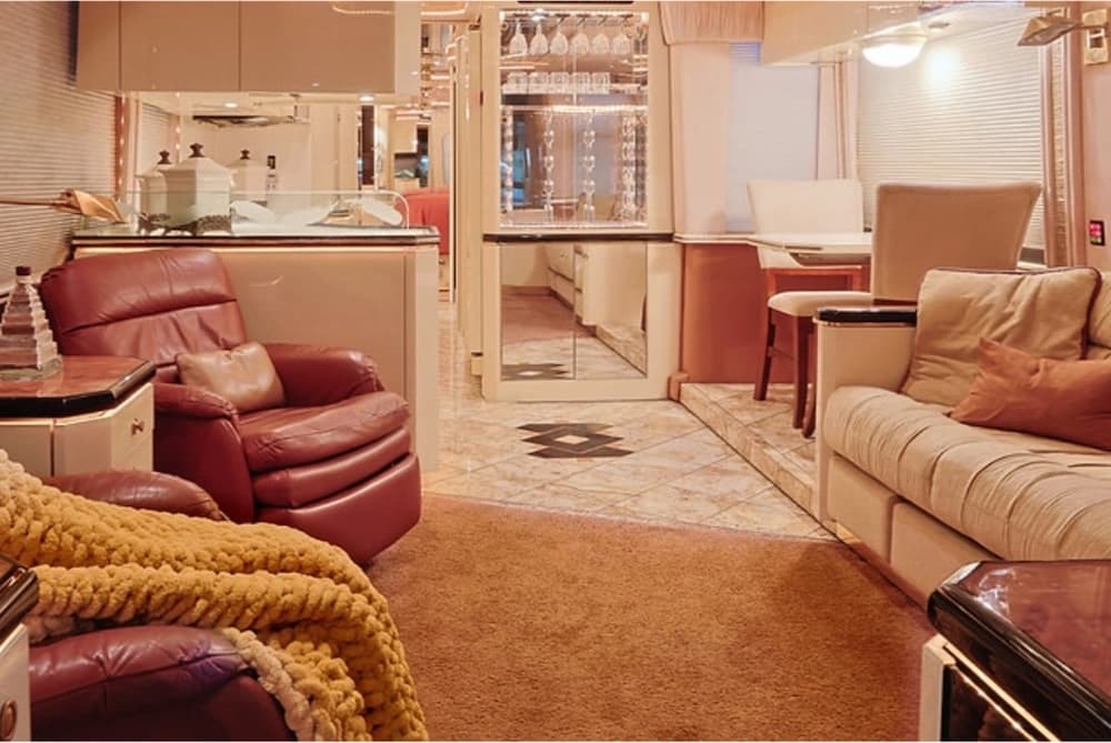 1999 Prevost Featherlite H3-45 Motorcoach Conversion - Image 9