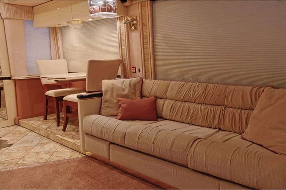 1999 Prevost Featherlite H3-45 Motorcoach Conversion - Image 10