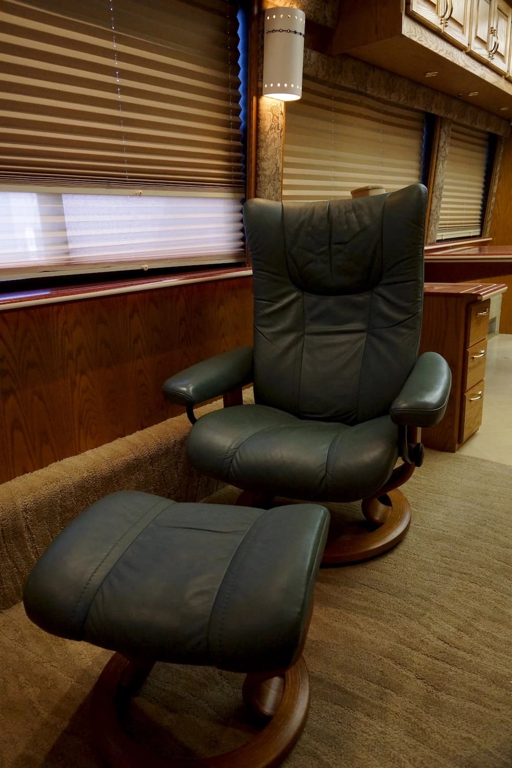 1998 Prevost Angola H3-45 Motorcoach Conversion - Image 11