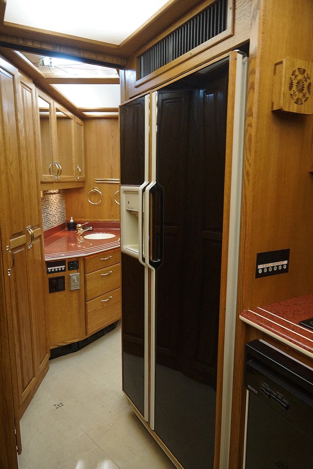 1998 Prevost Angola H3-45 Motorcoach Conversion - Image 21