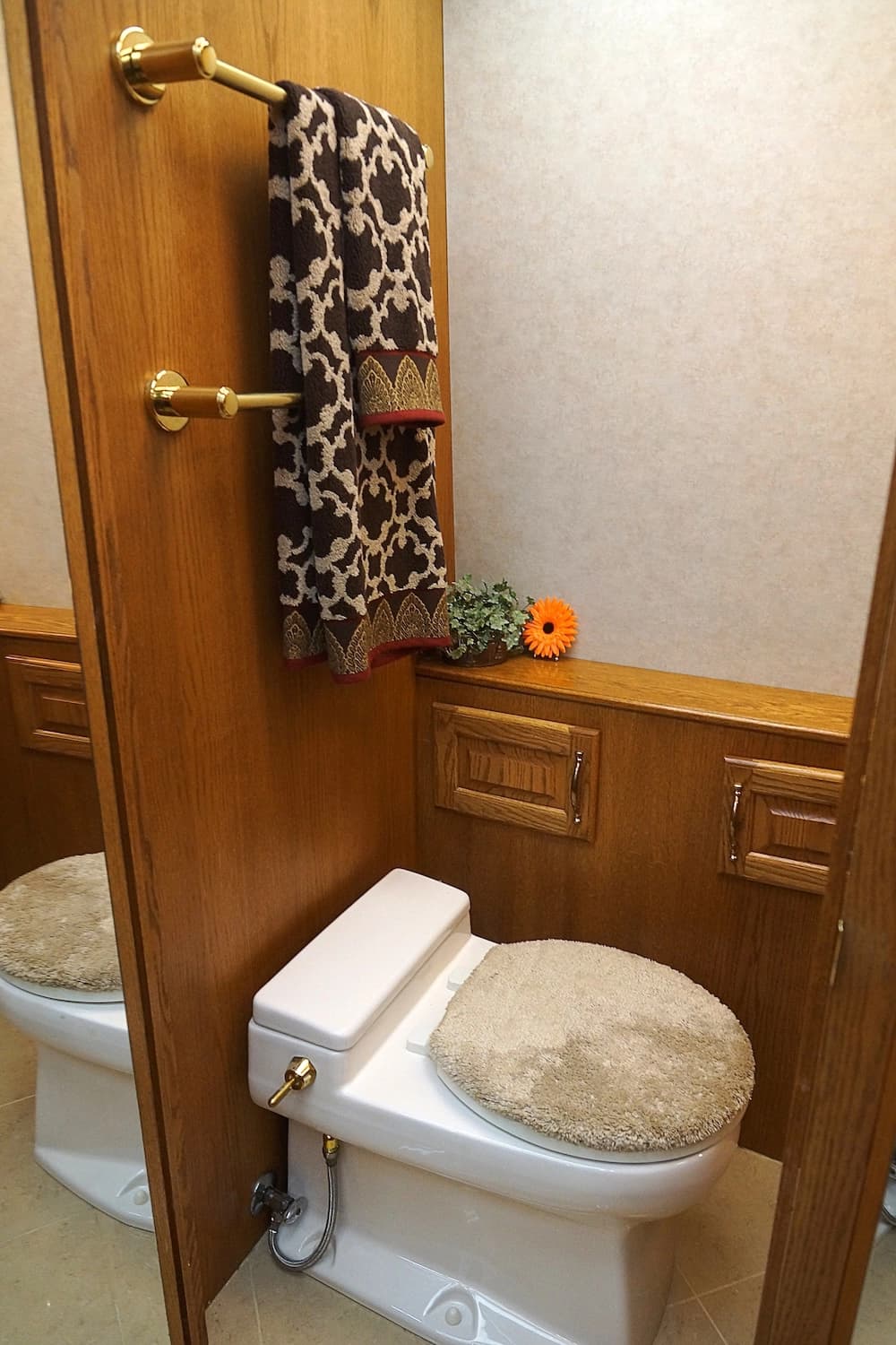 1998 Prevost Angola H3-45 Motorcoach Conversion - Image 25