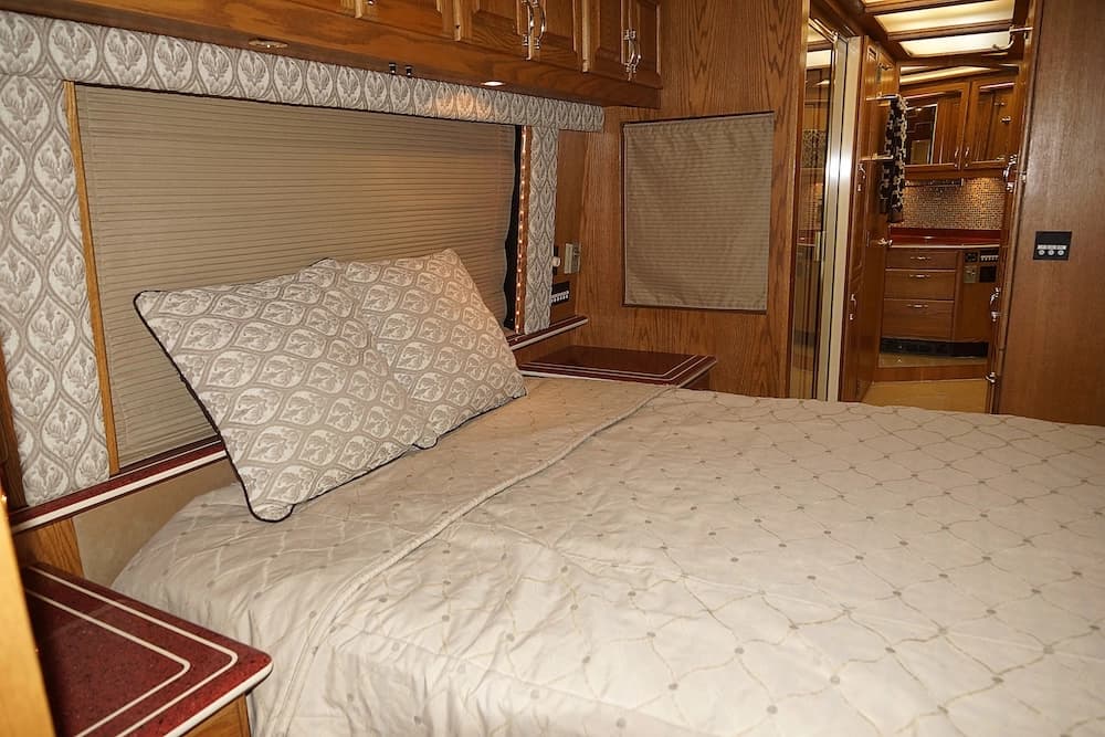 1998 Prevost Angola H3-45 Motorcoach Conversion - Image 32