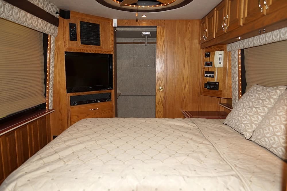 1998 Prevost Angola H3-45 Motorcoach Conversion - Image 34