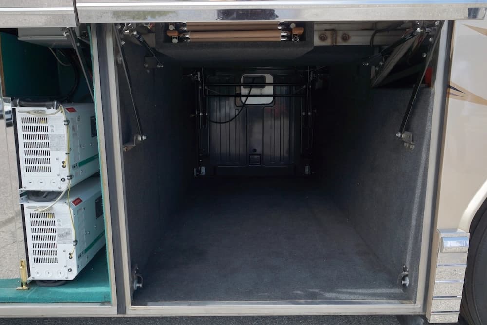1998 Prevost Angola H3-45 Motorcoach Conversion - Image 44
