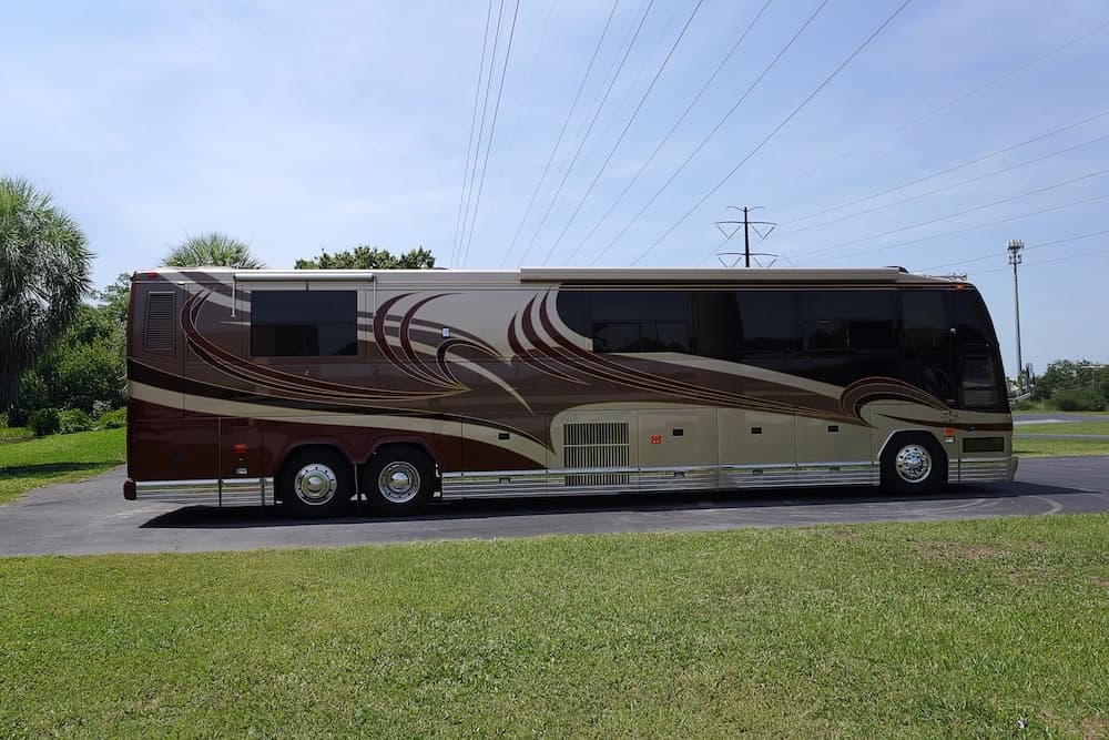 1998 Prevost Angola H3-45 Motorcoach Conversion - Image 6