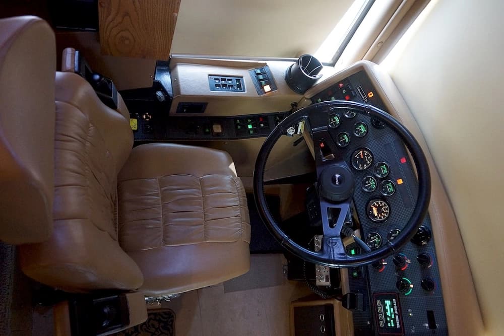 1998 Prevost Angola H3-45 Motorcoach Conversion - Image 9