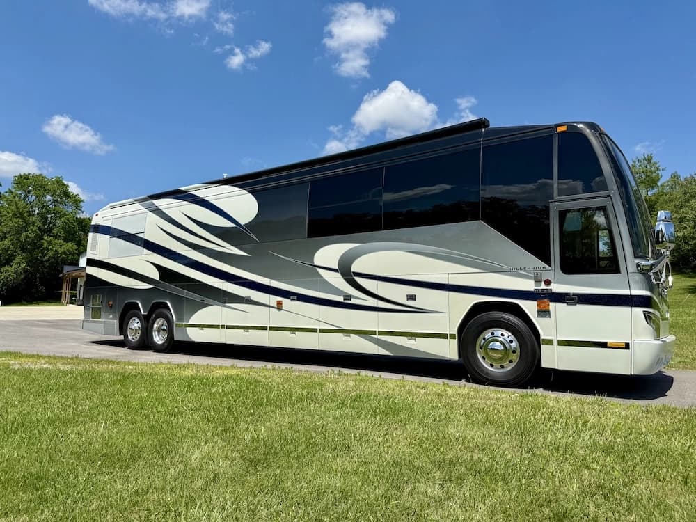2008 Prevost Millennium H3-45 Motorcoach - Image 11