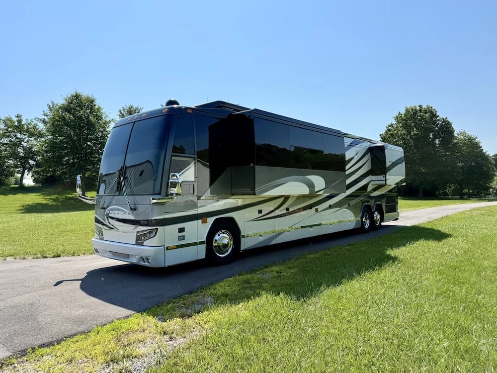 2008 Prevost Millennium H3-45 Motorcoach - Image 13