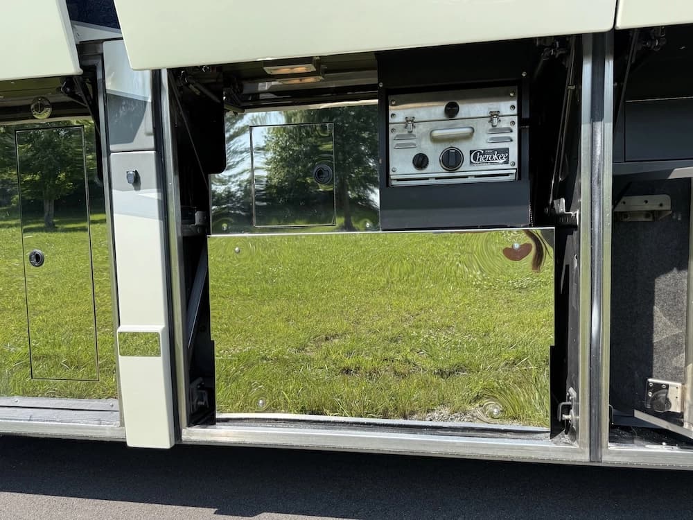 2008 Prevost Millennium H3-45 Motorcoach - Image 17