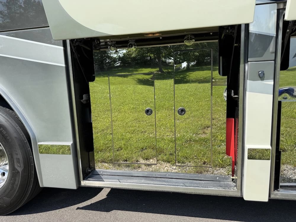 2008 Prevost Millennium H3-45 Motorcoach - Image 18