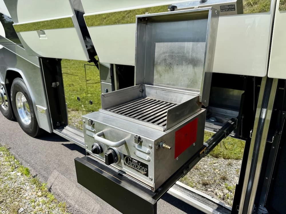 2008 Prevost Millennium H3-45 Motorcoach - Image 20