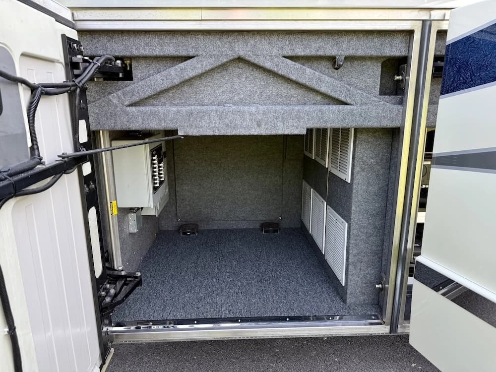 2008 Prevost Millennium H3-45 Motorcoach - Image 25