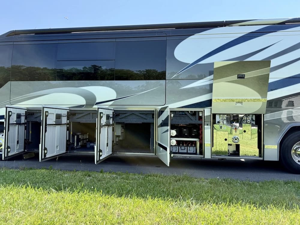2008 Prevost Millennium H3-45 Motorcoach - Image 28