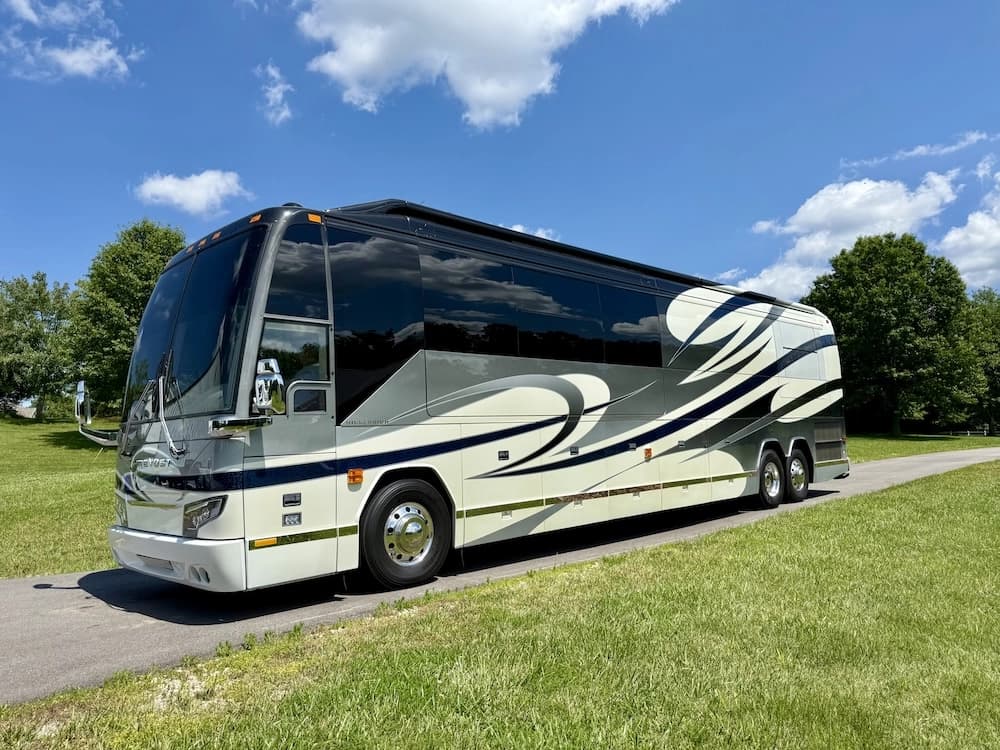 2008 Prevost Millennium H3-45 Motorcoach - Image 4