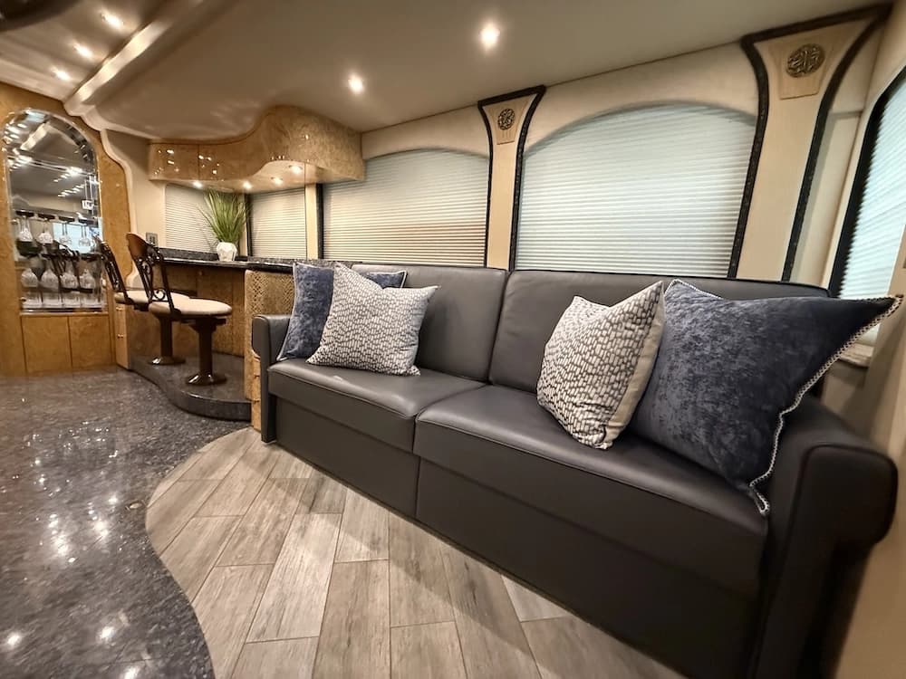 2008 Prevost Millennium H3-45 Motorcoach - Image 31