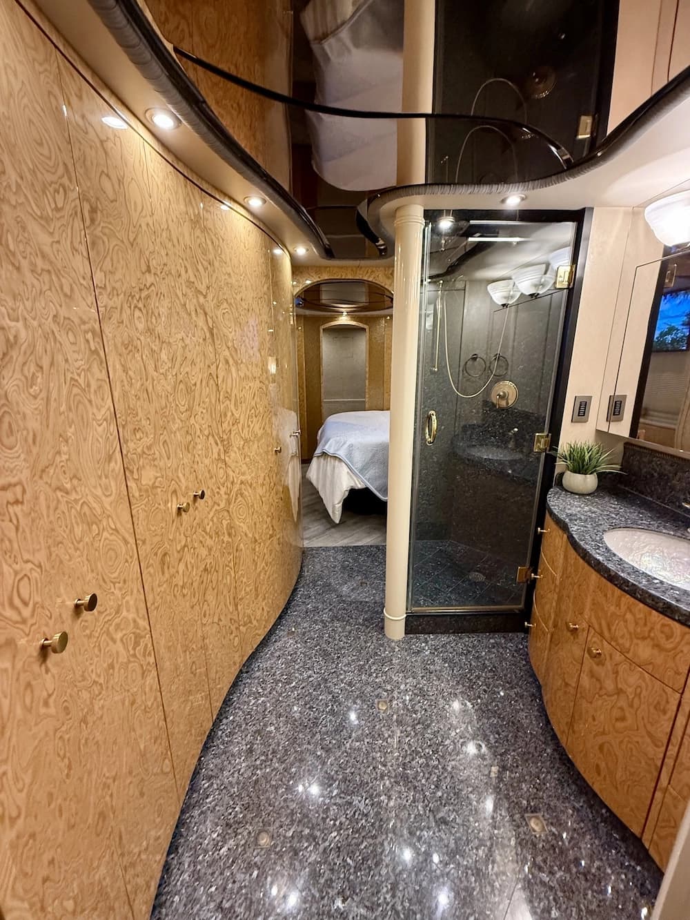 2008 Prevost Millennium H3-45 Motorcoach - Image 35