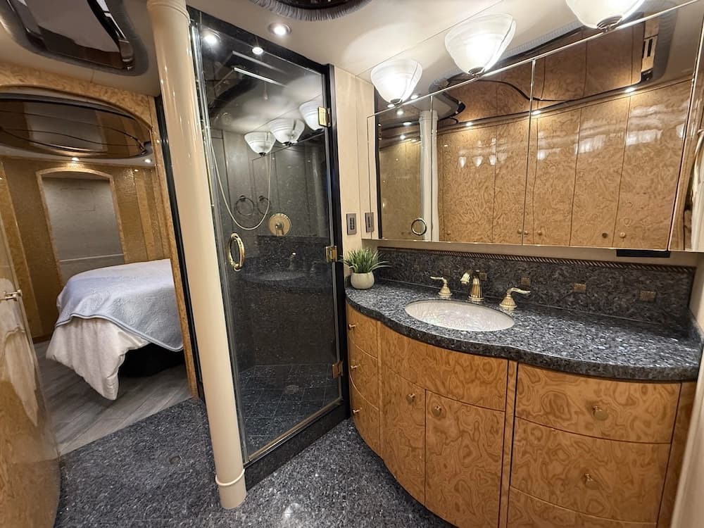 2008 Prevost Millennium H3-45 Motorcoach - Image 36