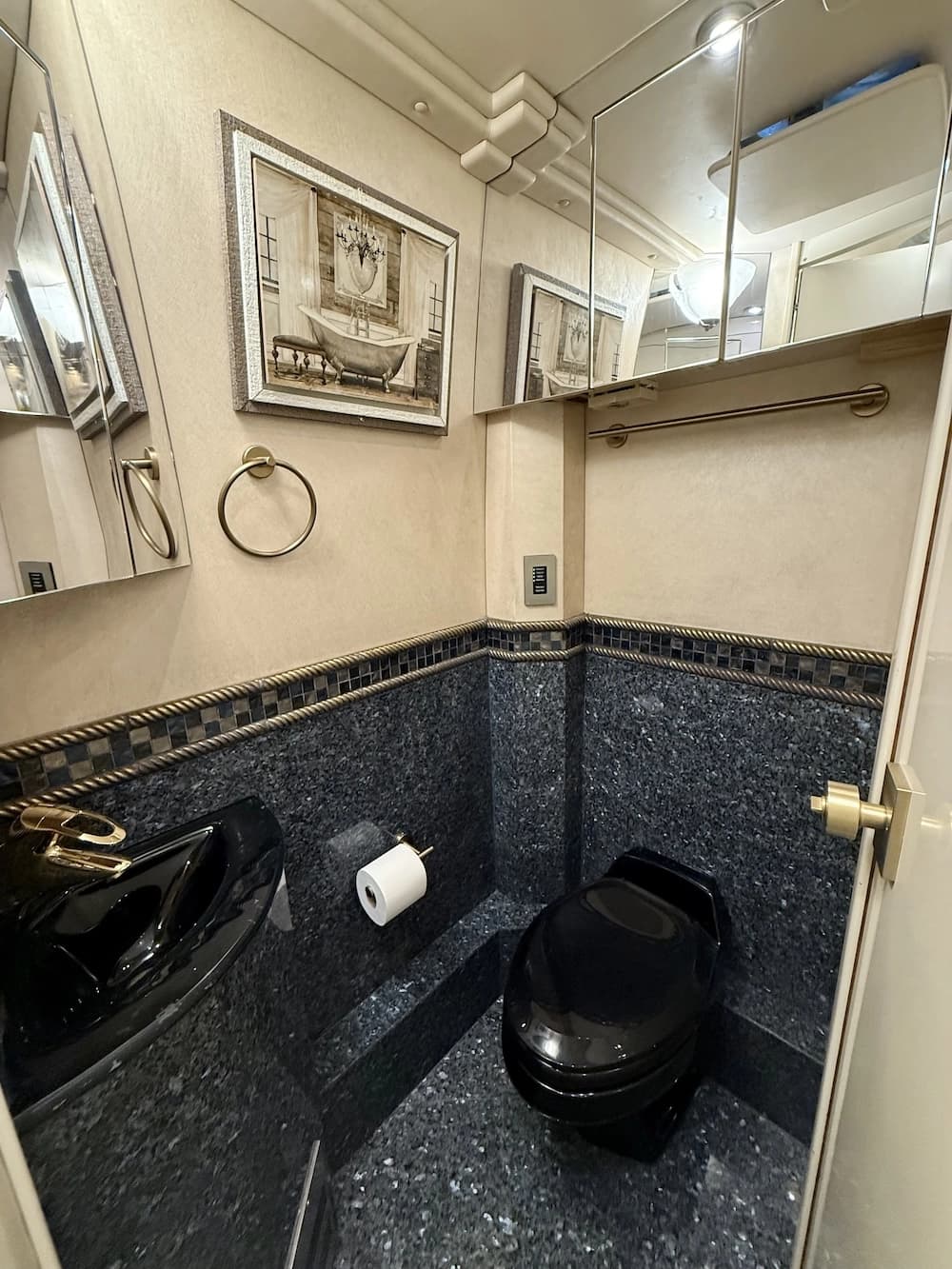 2008 Prevost Millennium H3-45 Motorcoach - Image 37
