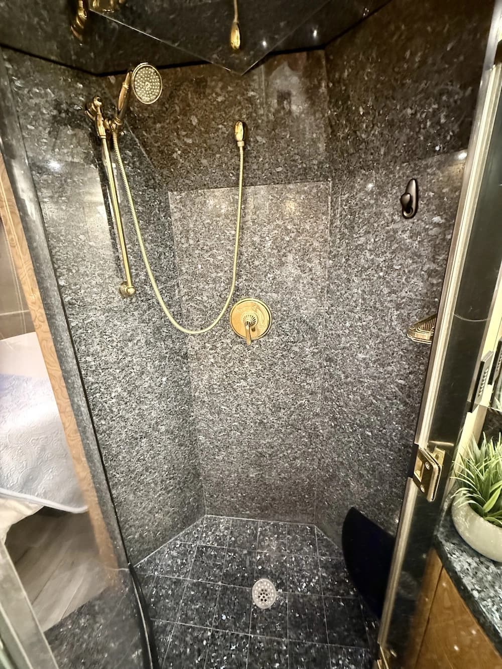2008 Prevost Millennium H3-45 Motorcoach - Image 38