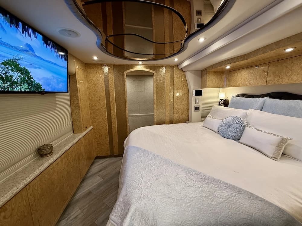 2008 Prevost Millennium H3-45 Motorcoach - Image 41