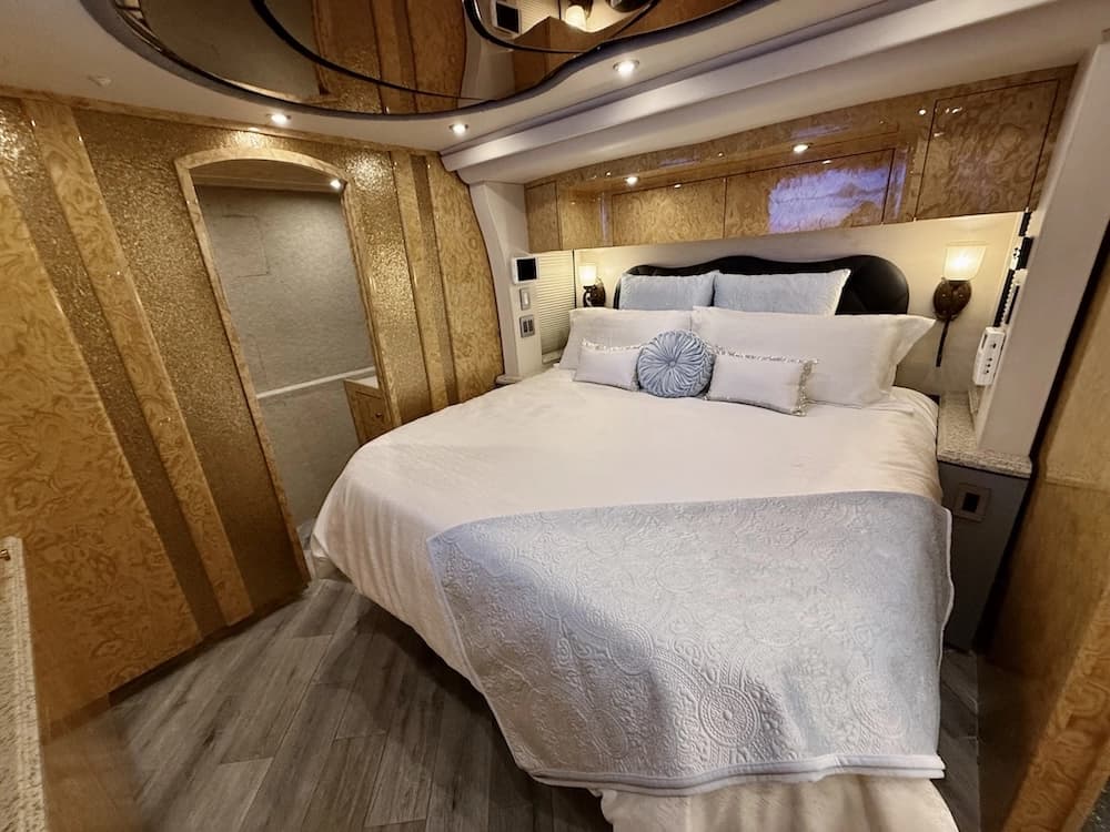 2008 Prevost Millennium H3-45 Motorcoach - Image 42