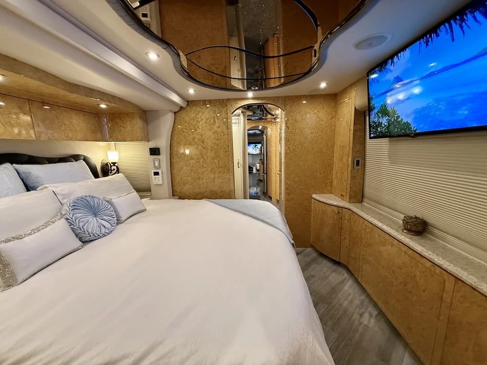 2008 Prevost Millennium H3-45 Motorcoach - Image 46