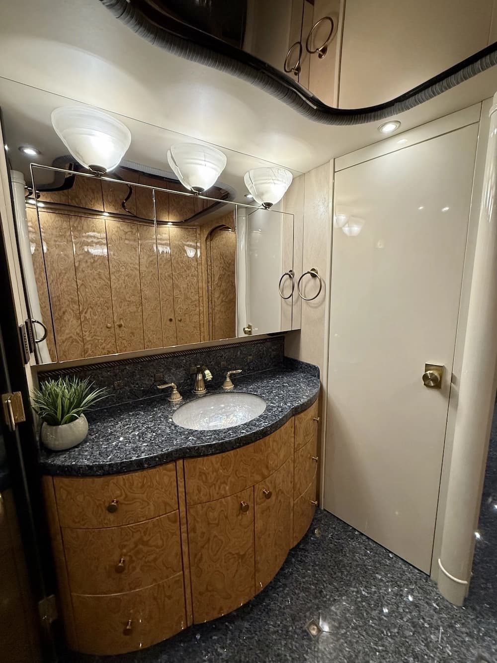 2008 Prevost Millennium H3-45 Motorcoach - Image 47
