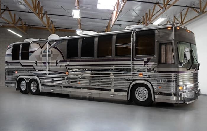 1998 Prevost Country Coach XL 40 Motorcoach - Image 1