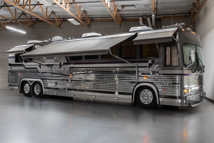 1998 Prevost Country Coach XL 40 Motorcoach - Image 2