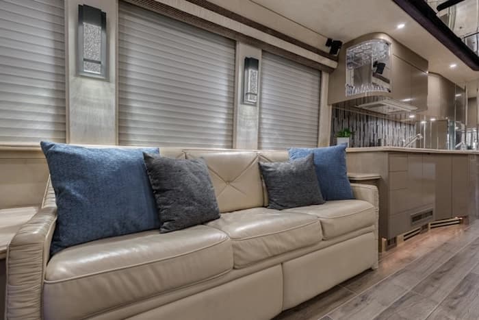 1998 Prevost Country Coach XL 40 Motorcoach - Image 11